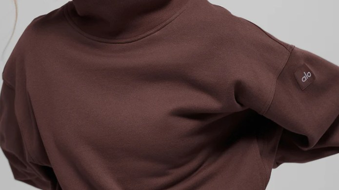 Alo's Singles' Day Sale Is Your Last Chance to Score 30% Off Cozy Loungewear & Jackets Ahead of Thanksgiving Travel