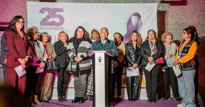 Roquetas de Mar se tiñe de violeta para honrar a las víctimas de violencia de género