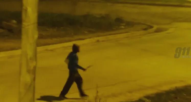 ¡Mirá el video! Con un machete en mano, entró a robar en una casa