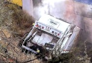 Operadores de camión recolector de basura se salvan de milagro