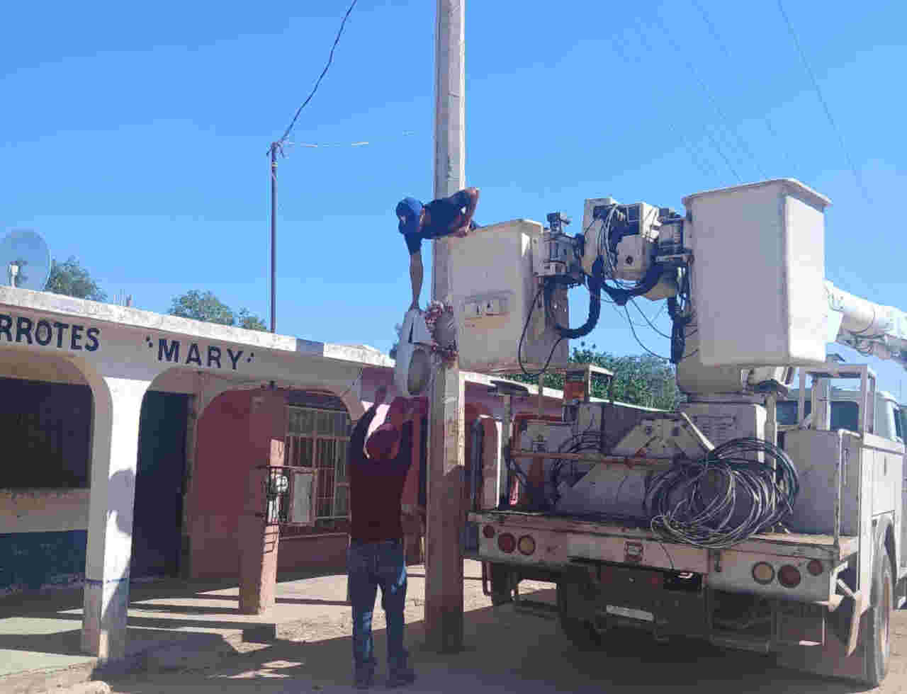 Realiza Ayuntamiento de Guaymas instalación de luminarias en el ejido el Yaqui