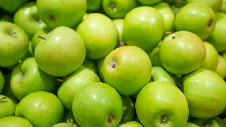 ¿Por qué los expertos recomiendan la manzana verde como escudo anti