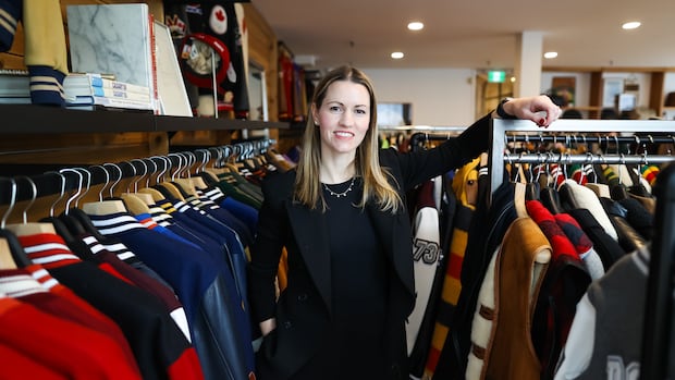 Roots CEO catches Bo Bichette's home run ball in Game 7 of World Series