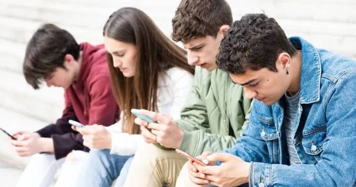 Joroba Millennial: advierten que el exceso de celular está deformando la columna de los jóvenes