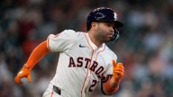 Operan a José Altuve para extraer líquido de su pie derecho