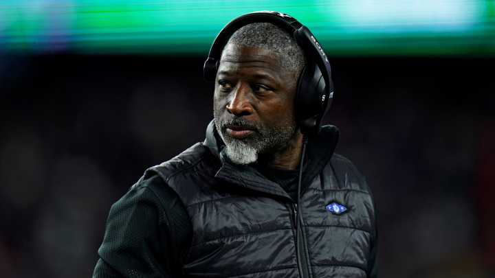 Hall of Famer, other former players rip Glenn over Fields decision