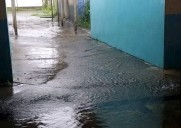 Docentes proponen clases en casa tras inundación de la escuela por lluvias