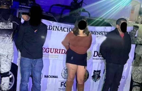 Detienen a 2 hombres y una mujer, traían una 9mm