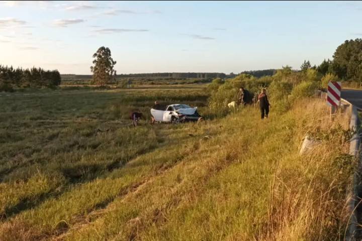 Cuatro personas heridas tras despiste y vuelco de un auto en la Ruta 14