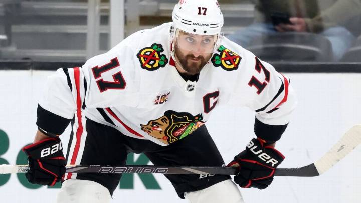 Blackhawks' Foligno takes puck off hand, will miss 4 weeks