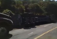 Volcadura de tráiler deja cuantiosos daños materiales en la carretera libre Manzanillo