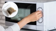 El truco de la bolsa de té en el microondas que pocos conocen: por qué lo recomiendan y para qué sirve