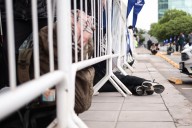 Furor por la apertura de Decathlon. Tickets para poner orden, un desayuno especial y el joven que hizo fila por 16 horas