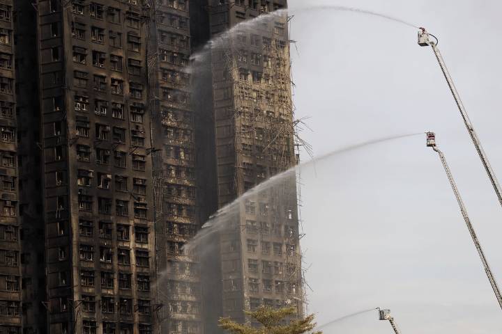 Rescatan a sobreviviente del incendio en torres de Hong Kong