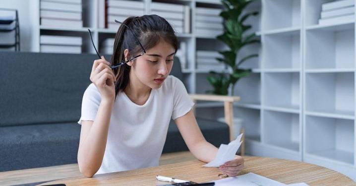 What are expense receipts and how should I track them?