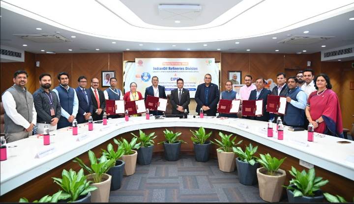 A Memorandum of Agreement (MoA) was signed between CIPET and the IOCL Refineries Head quarters