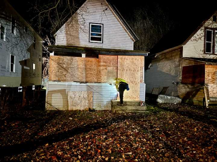Syracuse firefighters quickly put out fire in vacant home