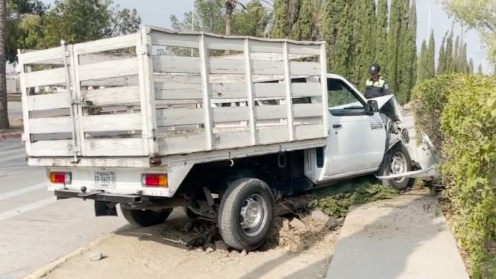 Joven conductor embiste árbol tras presunto cerrón en bulevar Carlos Abedrop
