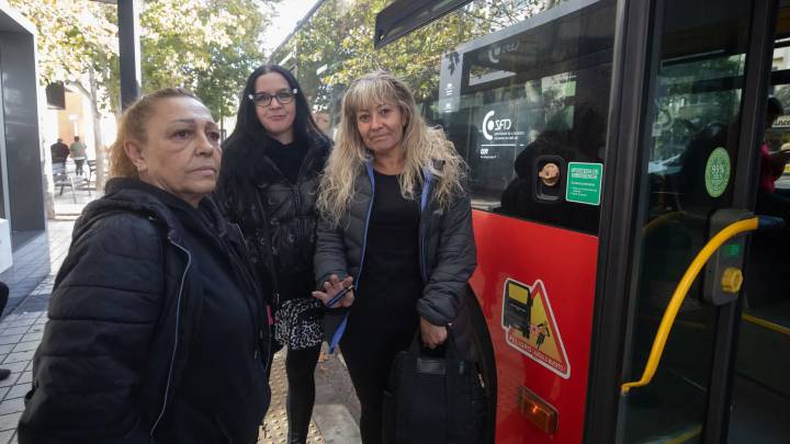 Quejas de los usuarios del autobús de Casetas: "Tengo que salir antes, van tarde"