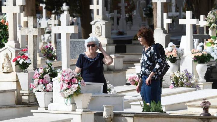 Día de Todos los Santos en Sevilla: visitas al cementerio y refuerzo del transporte