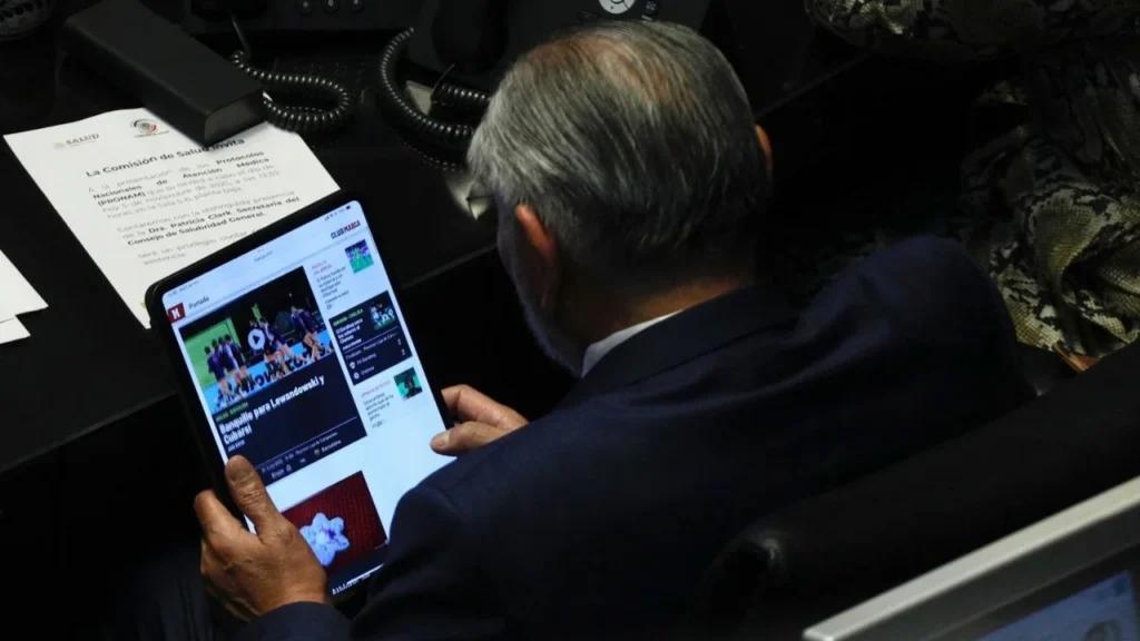 Adán Augusto limita área de foto tras ser captado viendo noticias deportivas