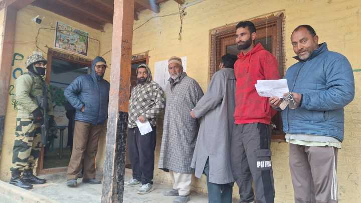 Nagrota records 34.47% & Budgam 21.74% turnout by 11 am in J&K bypolls