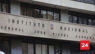 Encapuchados lanzan bencina y golpean a profesoras dentro del Instituto Nacional