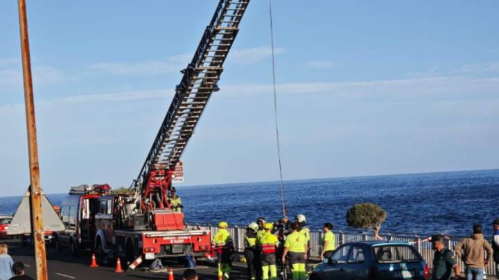 Un pescador cae a las rocas en Garachico y le rescatan con la grúa de bomberos
