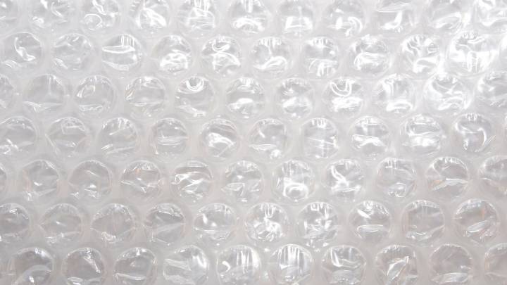 El sorprendente truco del papel de burbujas para aislar tu casa y conservar el calor