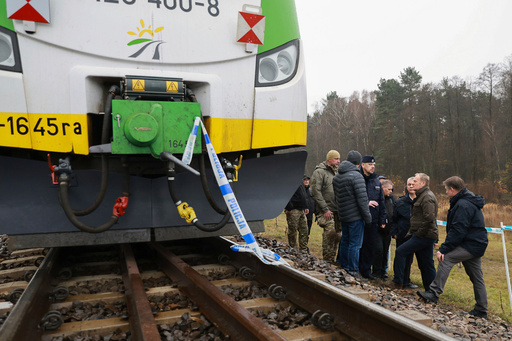 Polonia investiga "acto de sabotaje" en explosión de línea ferroviaria cerca de Varsovia