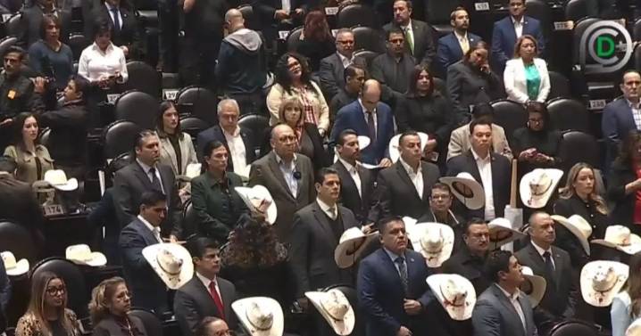 Luto en San Lázaro: Cámara de Diputados protesta con sombreros y velas por asesinato del alcalde Carlos Manzo