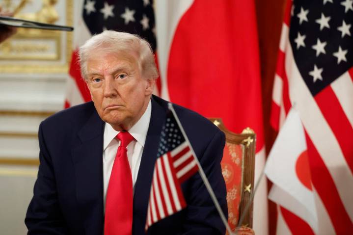 Trump dice que redadas migratorias “no han ido suficientemente lejos” y defiende tácticas