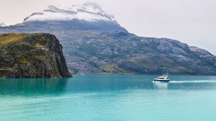 El espejo de agua más grande de Argentina es el origen de un color único en el mundo: de qué se trata