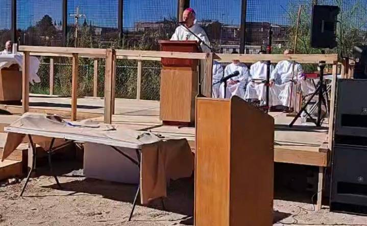 Realizan misa binacional en frontera de El Paso, Texas y Ciudad Juárez, para pedir por migrantes fallecidos