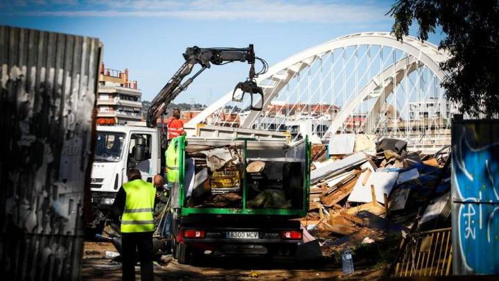 Barcelona desaloja 30 adultos y 4 menores en la ciudad de las chabolas de Sagrera