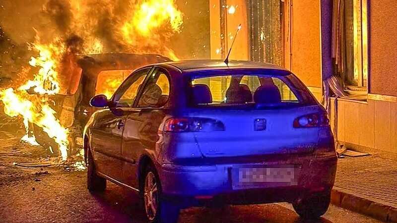 Una explosión dentro de un coche deja a una mujer crítica y revienta el vehículo