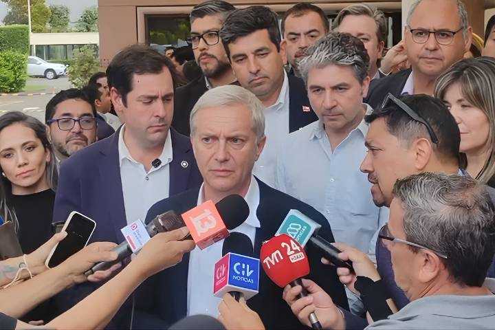 Kast acepta invitación de Parisi para “ganarse los votos” y remarca diferencia con Jara: “Ella estuvo todo el dia en los matinales y yo en la calle”