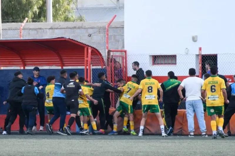 Violencia sin fin: brutal agresión de jugadores a un árbitro y su asistente