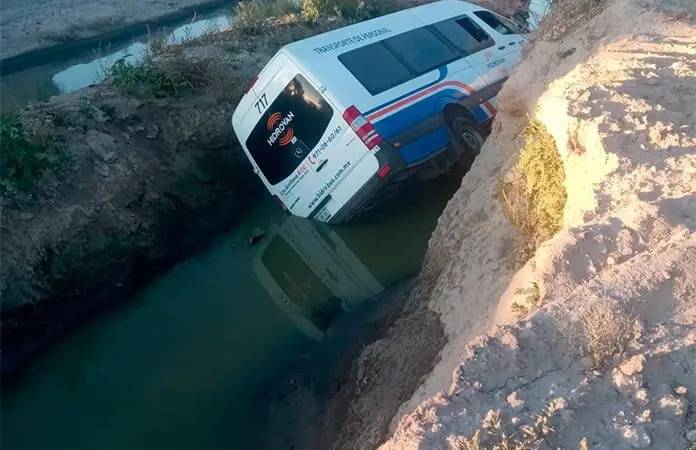 Camioneta de transporte cae al Río Santiago y es abandonada