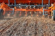 Un adolescente murió aplastado por una sembradora mientras trabaja con familiares