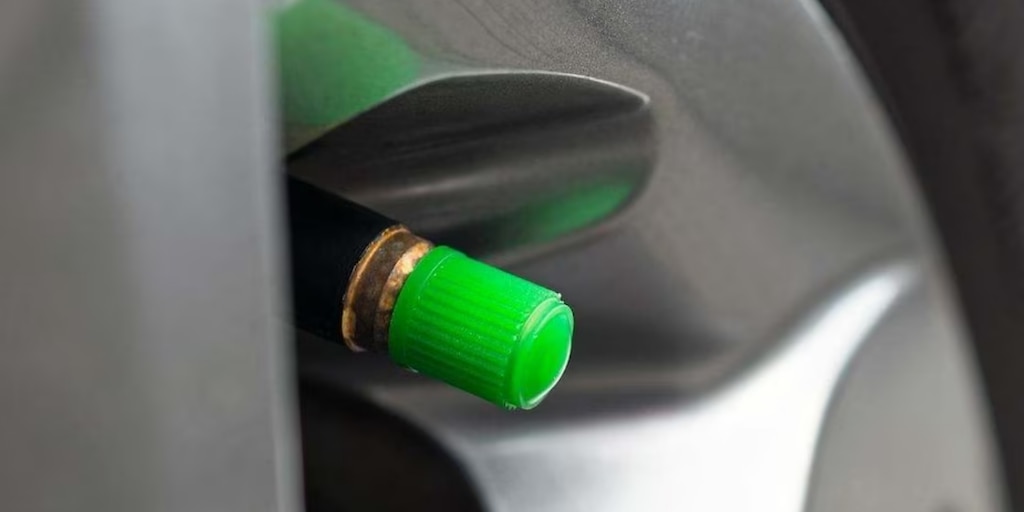 Para qué sirven los tapones verdes en las ruedas de los autos