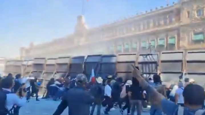 Manifestantes de la marcha Generación Z derriban una de las vallas frente a Palacio Nacional