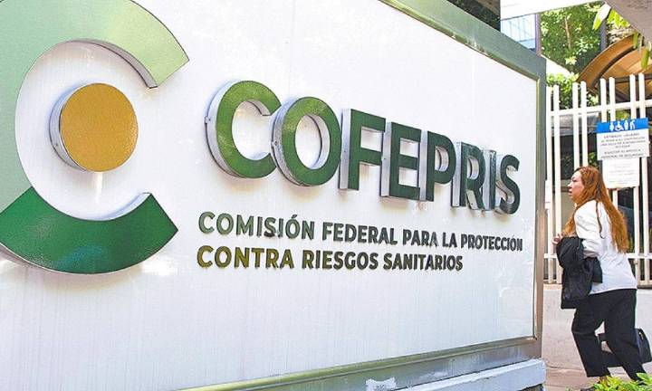 Abogado de farmacéutica es acusado de ofrecer dinero a verificadores de la Cofepris; es vinculado a proceso