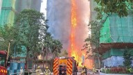 Suman 36 personas muertas por incendio en complejo residencial de Hong Kong