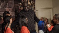 Shaquille O’Neal photobombs family Christmas portraits