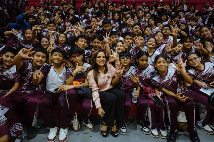 Recibe Mara Lezama la Presea “Mensajero de La Paz”, una de las 16 existentes en todo el mundo