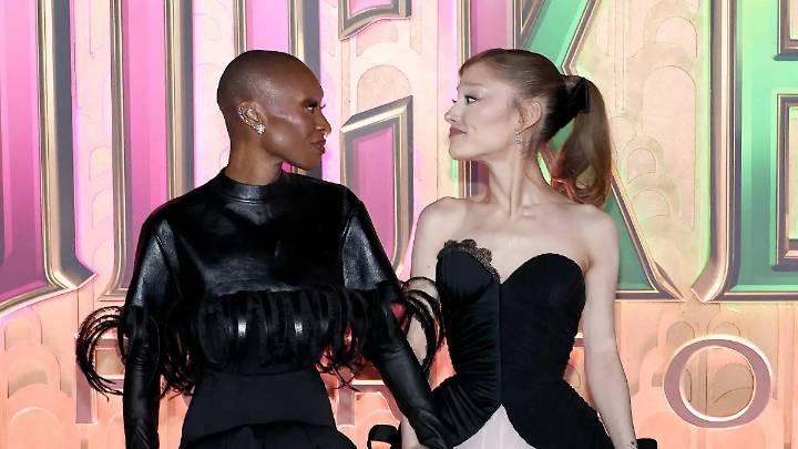 Fans señalan a Cynthia Erivo por extraño comportamiento hacia Ariana Grande