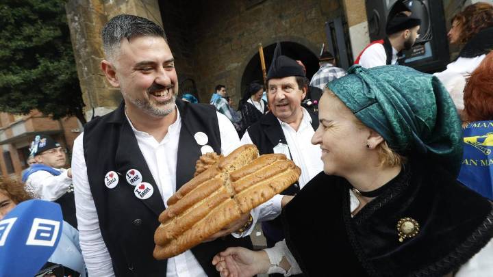 "El Ángel de Javi", la despedida de soltera de Telva y una "roscona" de más de mil euros: la (multitudinaria) fiesta de los Humanitarios en Aller