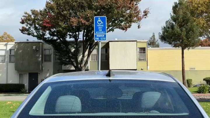 Madre frustrado al no poder usar estacionamiento en San José