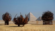 Obras monumentales son expuesta al pie de las pirámides de Egipto
